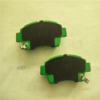 Bremsbeläge mit grüner Schutzbeschichtung