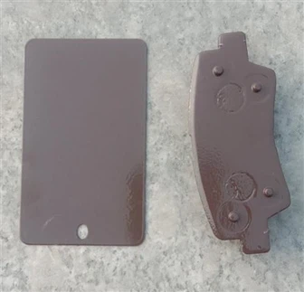 Braune Bremsbeläge mit Schutzbeschichtung