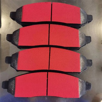 Bremsbeläge mit roter SLURRY-Lackierung